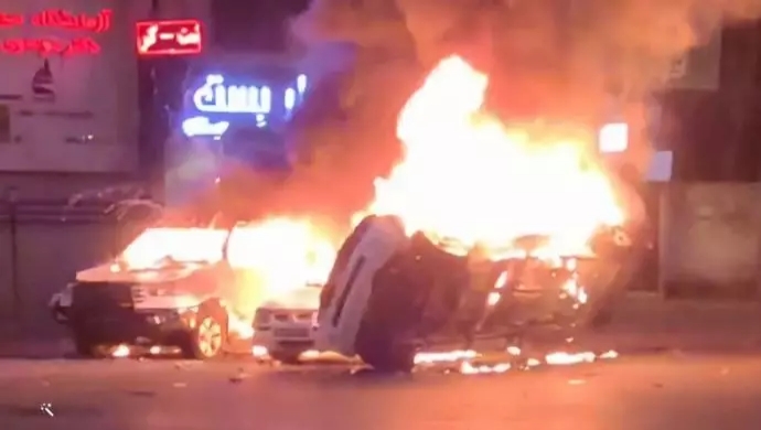 الانتفاضة العارمة في عموم إيران لليوم السادس على التوالي.. اشتباكات وحرق مقار حكومية