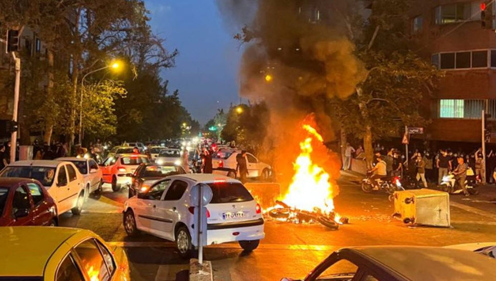 الانتفاضة في إيران لليوم العاشر – اشتباكات مسلحة مع قوات القمع في زاهدان