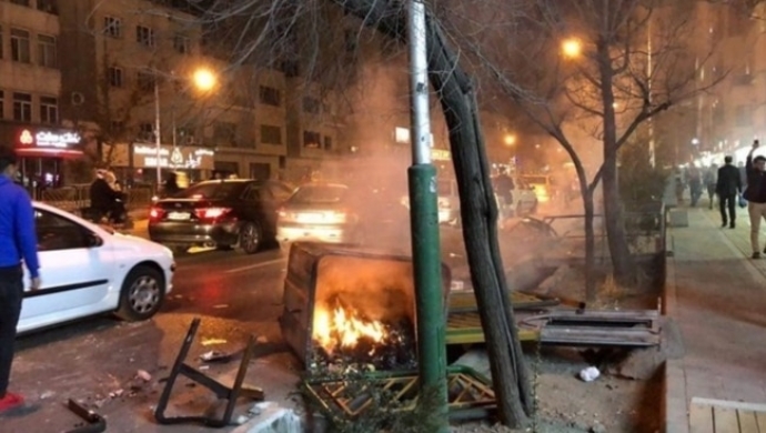 انتفاضة إيران في يومها الـ 13 - اشتباكات مع القوات القمعية في طهران والعديد من المدن