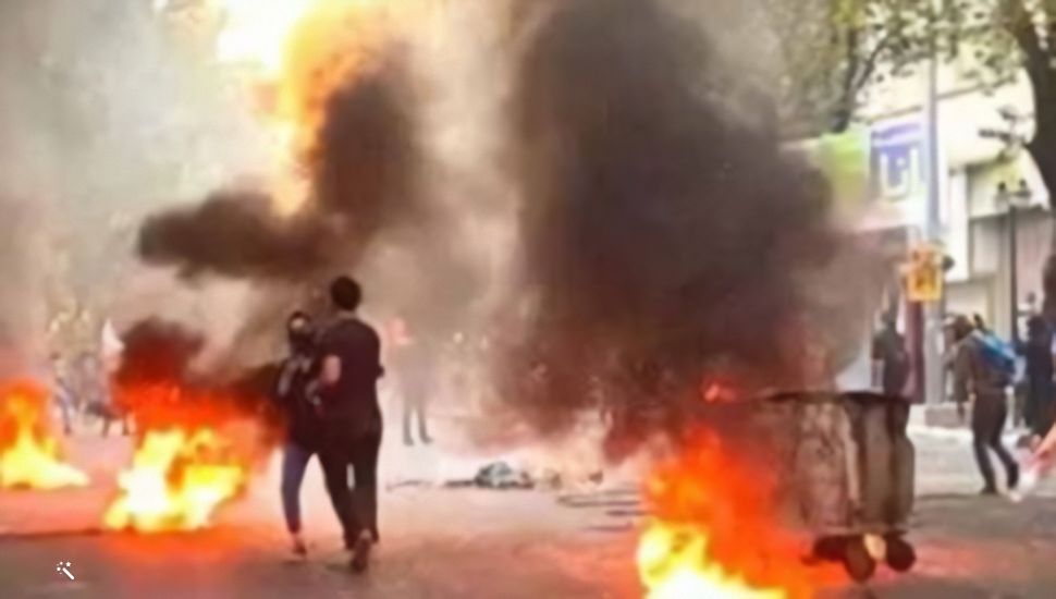 انتفاضة إيران -مواجهات عنيفة واحراق قائمقامية جابهار في بلوشستان - امتداد الانتفاضة إلى 156 مدينة