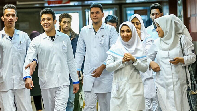 رغم نقص في الأطباء؛ هجرة 16 ألف طبيب آخر من إيران