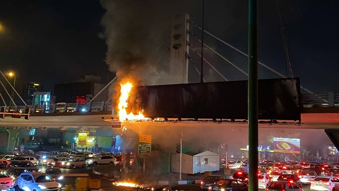 نيويورك تايمز: شعار الإيرانيين في الاحتجاجات المطالبة بإنهاء حكم النظام