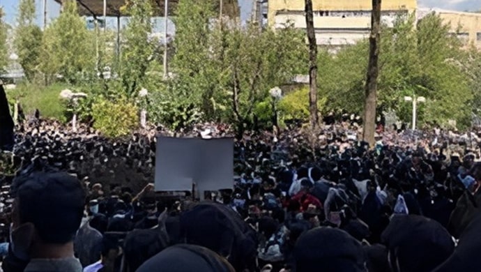 نظام الملالي يلغي الدروس الحضورية لطلاب الجامعات الإيرانية خوفًا من اندلاع الانتفاضة