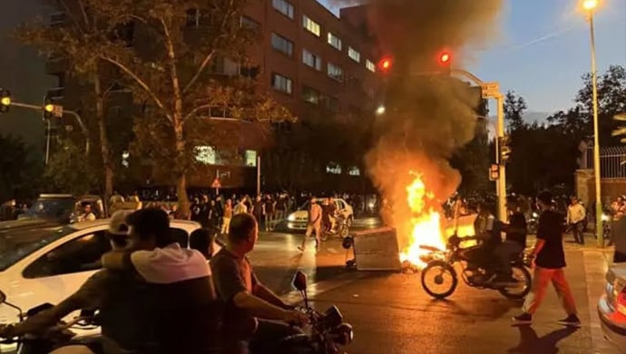 تصعيد الانتفاضة في اليوم الـ 14 في طهران وعشرات المدن الإيرانية بشعار الموت لخامنئي - 300 شهيد و 15 ألف اعتقال