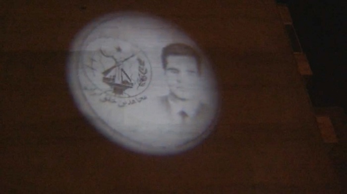 تبريز- عرض صورة ضوئية لمؤسس مجاهدي خلق حنيف نجاد وشعار المنظمة