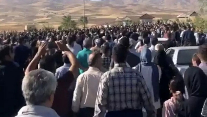 شعارالموت لخامنئي في مراسم جنازة مهسا أميني في مدينة سقز