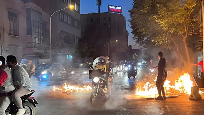 الانتفاضة في يومها الـ 27.. الإضرابات والتظاهرات والمواجهات مع قوات القمع في طهران وعموم إيران