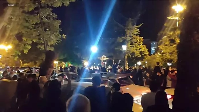 الانتفاضة في يومها الـ 42 - اشتباكات واسعة مع قوات القمع في مهاباد والاستيلاء على مراكز الشرطة