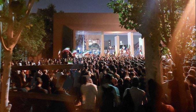 القوات القمعية تحاصر الطلاب وتطلق عليهم الرصاص في جامعة شريف في طهران