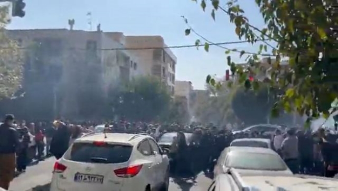 امتداد التظاهرات والإضرابات إلى المدن والجامعات والأسواق في طهران وغيرها من المدن