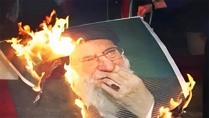 هل لدى خامنئي مخرج من انتفاضة إيران؟