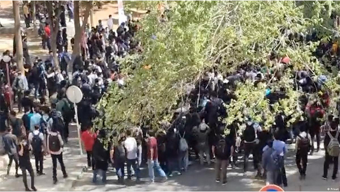 في اليوم الـ23 من الانتفاضة طلاب الجامعة يخاطبون رئيسي الجلاد: رئيسي، ارحل