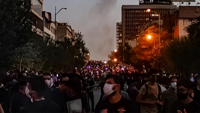 لوس أنجلس تايمز: التظاهرات في إيران لا تحمل أي بوادر للتوقف