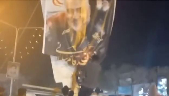 تدمير لوحة قاسم سليماني السفاح على يد أهل وشباب مدينة مرودشت