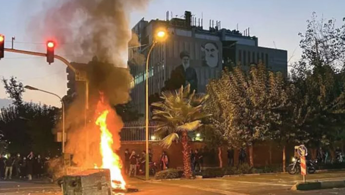 استمرار المظاهرات والمواجهات مع القوات القمعية في طهران ومختلف المدن في اليوم الـ 25 من الانتفاضة