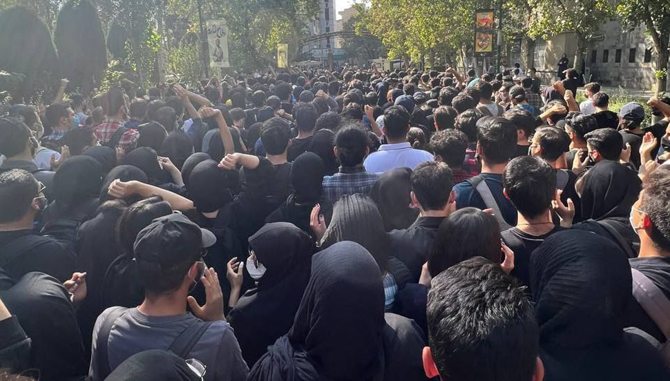 تصعيد الانتفاضة في يومها الثلاثين - من الإضراب الهائل للطلاب إلى المواجهات مع القوى القمعية في جميع أنحاء إيران