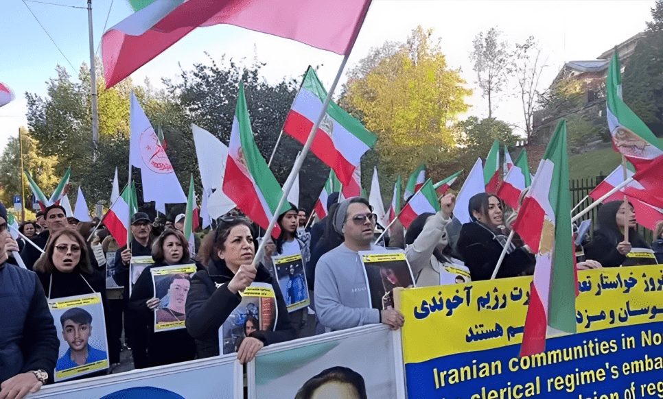 تجمع احتجاجي للإيرانيين أمام سفارة نظام الملالي في أوسلو، لدعم انتفاضة الشعب الإيراني