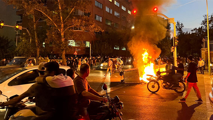 مراجعة بنية النظام أم ثورة ديمقراطية؟