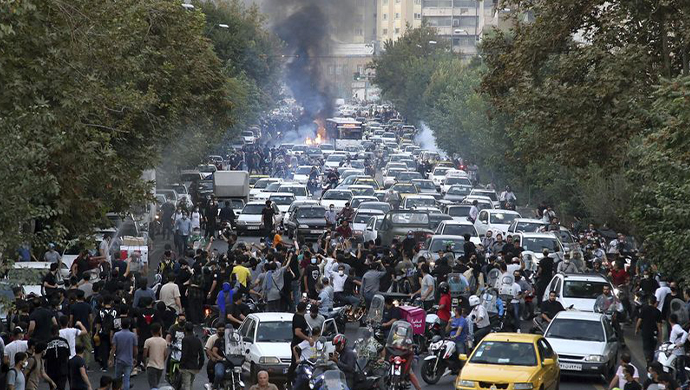 واشنطن تايمز: مسؤولون في المجلس الوطني للمقاومة الإيرانية يقولون إن الاحتجاجات الجماهيرية هي نهاية "الوضع الراهن" للنظام الإيراني