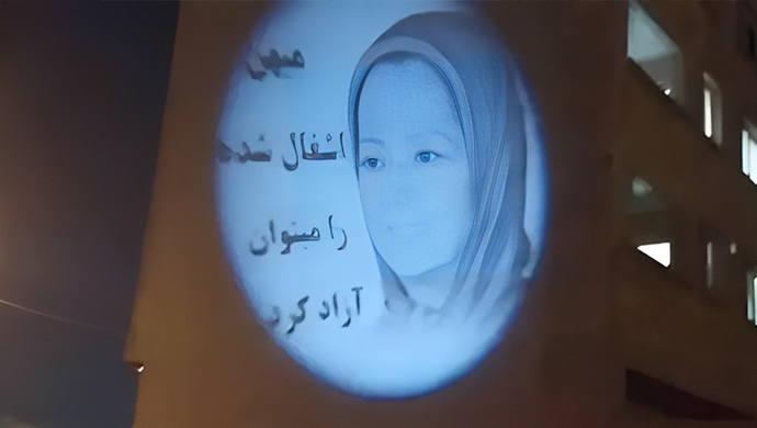 شيراز – صورة ضوئية لـ مريم رجوي وشعار "يمكن ويجب تحرير إيران"