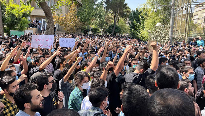 نيويورك تايمز: شدة المظاهرات المطالبة بإسقاط النظام زلزلت الدولة