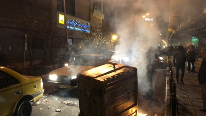 برايت بارت: الاحتجاجات المناهضة للنظام تظهر كل بوادر ثورة في طور التكوين