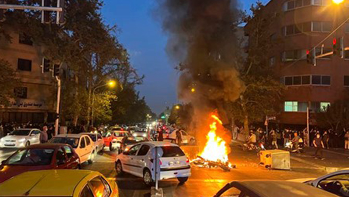 ذروة غير مسبوقة لانتفاضة إيران لليوم الـ 41 - الاشتباك مع القوات القمعية في طهران وعشرات المدن الإيرانية