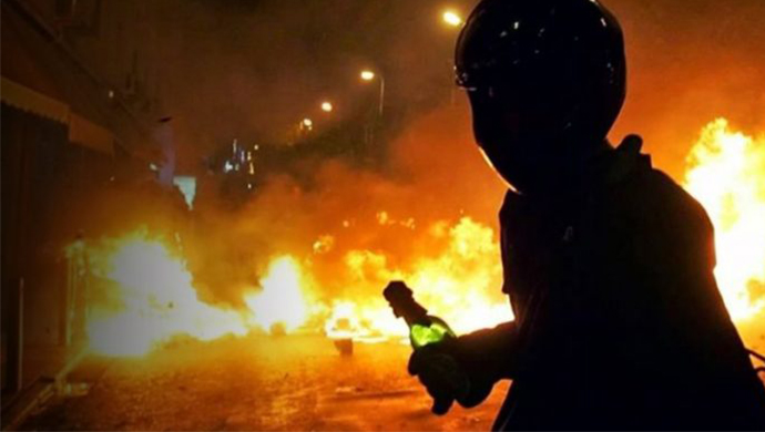 اليوم الثاني والثلاثون لانتفاضة الوطنية - هجوم شباب منتفضين بوابل من قنابل المولوتوف على قاعدة البسيج في إيلام