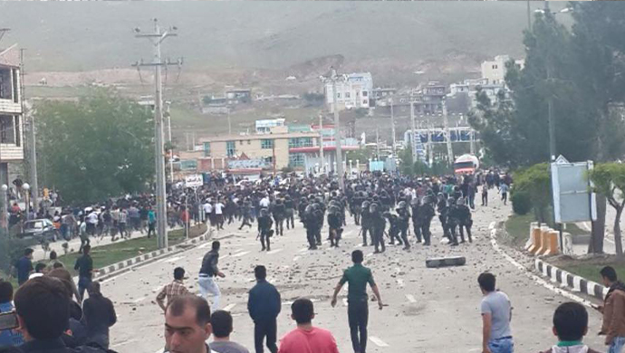 انتفاضة أهالي مهاباد والمظاهرات في بانه وسقز وديواندره وكرمانشاه