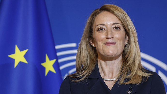 رئيسة البرلمان الأوروبي تعتبر إدراج أعضاء لجنة البحث عن العدالة من قبل النظام الإيراني علامة شرف