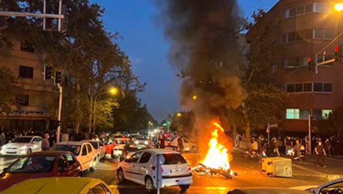 الحد الفاصل بين الثورة الديمقراطية وبين نظامي الشاه والملالي