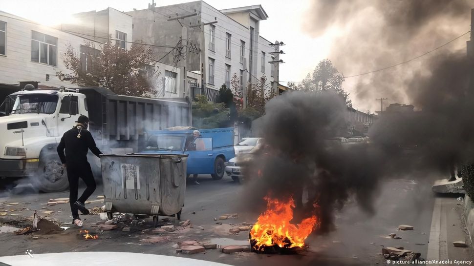 مظاهرات ومواجهات في طهران وتبريز وعشرات المدن الإيرانية مع شعارات الموت لخامنئي