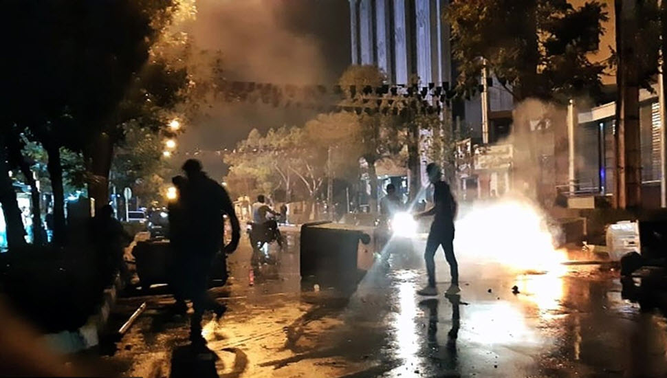 واشنطن بوست في إيران، يعبّر شعار الموت للشاه، الموت للمرشد عن اشمئزاز من الحكم المطلق