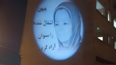 شيراز – صورة ضوئية لـ مريم رجوي وشعار "يمكن ويجب تحرير إيران"