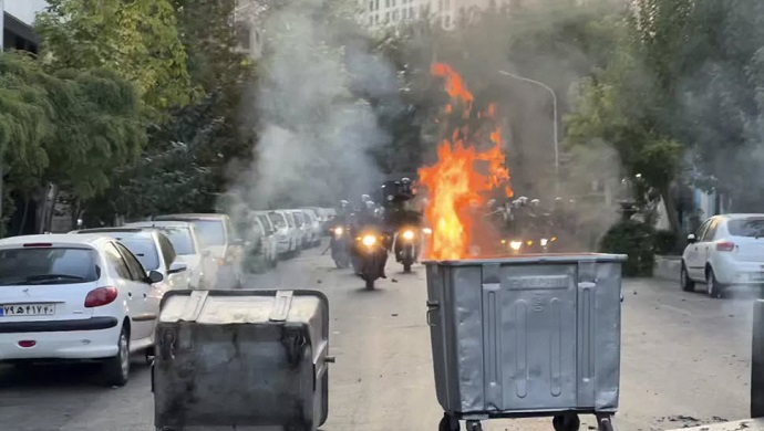 الانتفاضة في يومها الـ 48 - مظاهرات في تهران وتبريز وشيراز وسنندج بشعار الموت للديكتاتور