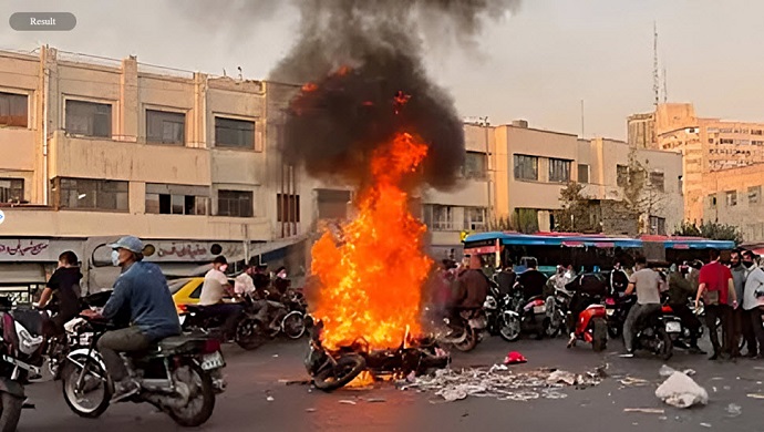 اليوم الـ 52 من الانتفاضة الإيرانية - مريوان، الشبان يضعون حواجز في الشوارع