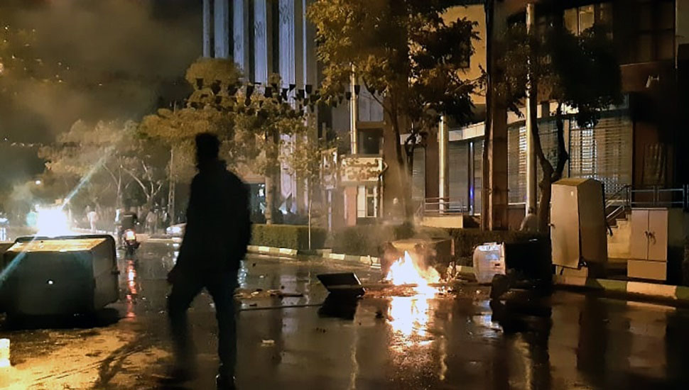 تظاهرات ليلية واشتباكات مع قوات العدو في مناطق طهران ومدن إيران الأخرى