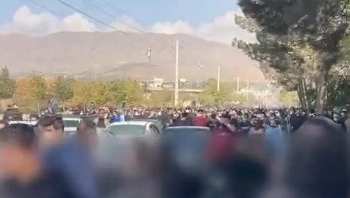 تصاعد لهيب الانتفاضة .. اشتباك الشبان مع القوات القمعية وحرق سيارات الشرطة