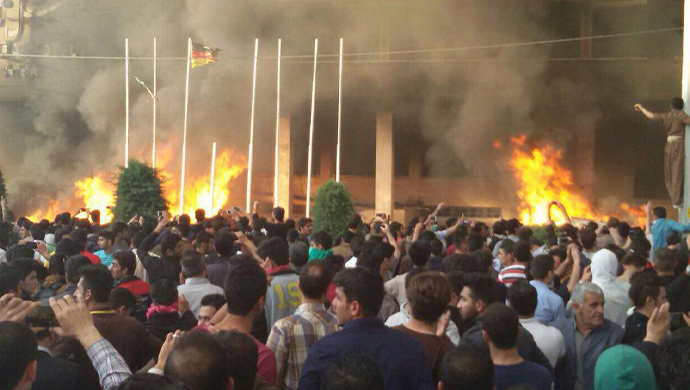 تجمعات ومظاهرات في مدن إيران دعما لأهالي مهاباد في الليلة الـ 66 للانتفاضة