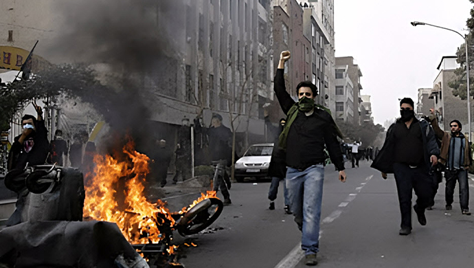 لوموند: النظام الإيراني يسير نحو الهاوية