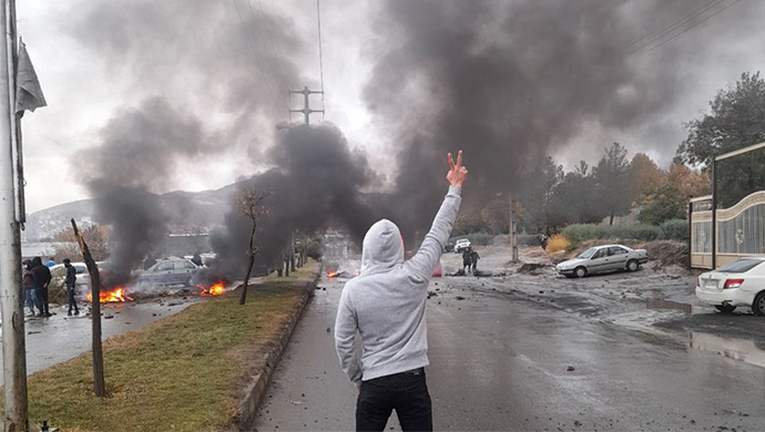 مظاهرات حاشدة واشتباكات مع القوات القمعية في تبريز و زاهدان وإيرانشهر ومهاباد وبوكان وعشرات المدن الإيرانية - الجمعة 18 نوفمبر