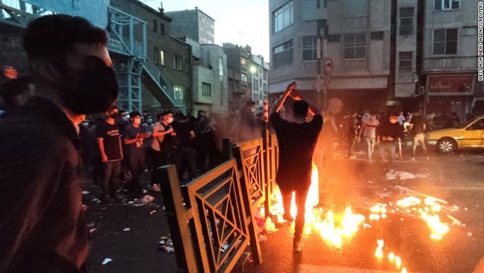 مظاهرات ليلية في طهران ومدن مختلفة وإضرام النار في مراكز ورموز النظام
