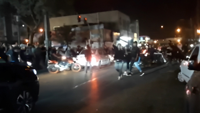 الليلة الـ72 للانتفاضة، مظاهرات ليلية في طهران ومدن مختلفة وحرق مراكز للباسيج ورموز حكومية