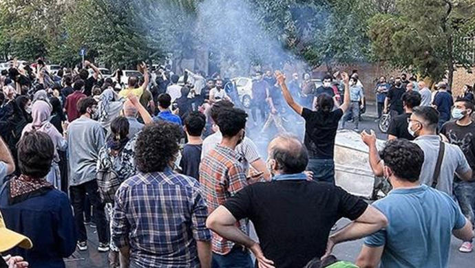 الانتفاضة في يومها الـ 73 - اعتصامات واحتجاجات في الجامعات وإضراب سائقي الشاحنات وتجمع أهالي السجناء أمام سجن إيفين