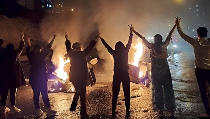 مظاهرات ومواجهات حاشدة مع القوات القمعية في طهران ومدن مختلفة في ليلة الانتفاضة الـ63