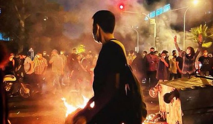 استمرارالانتفاضة في إيران مظاهرات وإضرابات وإضرام النار بالمراكز القمع