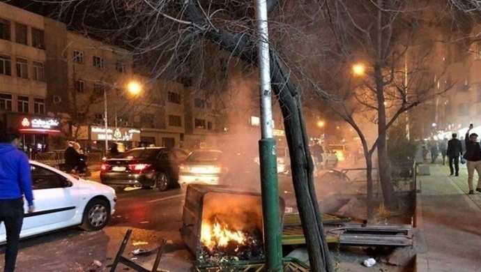 استمرار تظاهرات اليلية في طهران و مدن مختلفة وهجوم شباب الانتفاضة على مظاهر العدو