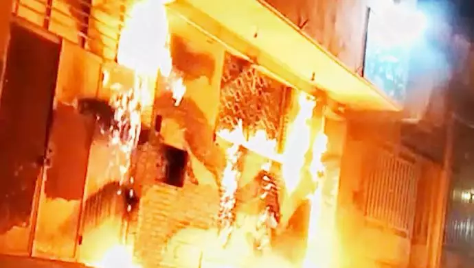 الغضب والنار احراق مراكز قوات الحرس والباسيج في طهران وعشرات المدن – الاثنين 12 ديسمبر