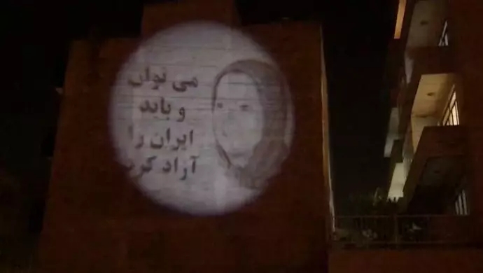 تبريز- عرض صورة ضوئية كبيرة للسيدة مريم رجوي وشعار يمكن ويجب تحرير إيران