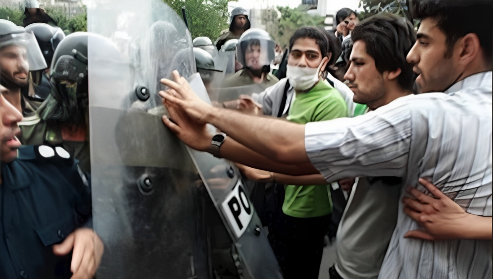 تقريرعن الانتفاضة في يومها الـ 82: مراسم تكريم الشهداء، إضرام النار في قواعد للباسيج ورموز النظام متزامنًا مع إضراب شامل في الأسواق والجامعات